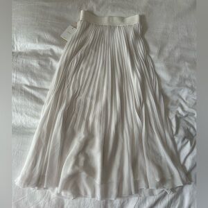 NWT Aritzia Wilfred Twirl pleated skirt